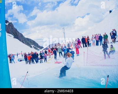 Russland, Sotschi 11.05.2019. Ein Skifahrer fährt mit hoher Geschwindigkeit durch das Wasser und lehnt sich zurück, um das Gleichgewicht zu erhalten. Das Publikum ist Wache Stockfoto