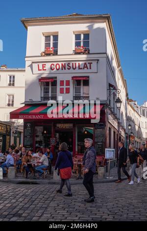 Blick auf ein typisches pariser Café in Montmartre, einem beliebten Reiseziel in Paris, Frankreich - Le Consulat ist ein traditionelles Café Stockfoto