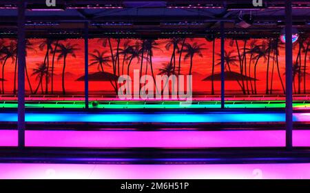 Bowlingbahn mit Neonlichtern auf blauen, roten und weißen Bahnen Stockfoto