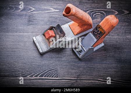 Handliche Mini-Rasierflugzeuge im Vintage-Stil auf Holzbrett. Stockfoto