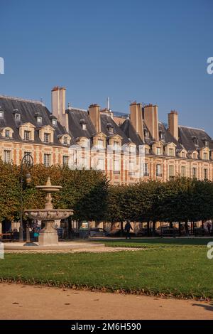 Place des Vosges ursprünglich Place Royale, der älteste geplante Platz in Paris, Frankreich. Es liegt im Marais-Viertel, es war ein f Stockfoto