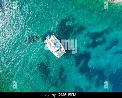 Segelkatamaran von oben, Luftaufnahme, türkisfarbenes Wasser, Griechenland Stockfoto