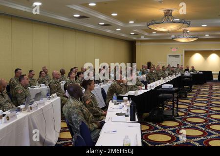 USA Leiter der Immobilien- und Finanzämter aus allen 54 Bundesstaaten und Territorien versammeln sich zur USPFO National Conference, die im Wyndham Gettysburg Hotel stattfindet. Zu den USPFOs gehörten Lieutenant General Marc Sasseville, Vizevorsteher der Nationalgarde, sowie Brig. General Craig Strong und Keith Buchholz vom NGB-Büro. Stockfoto