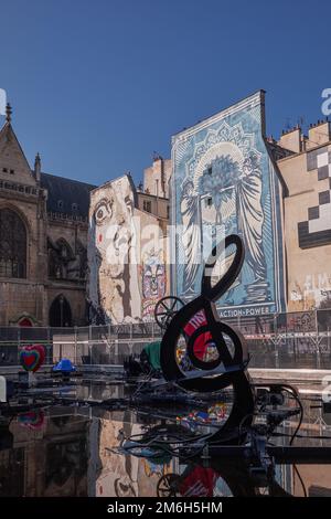 Stravinsky Fountain nahe Le Centre Pompidou in Paris, Frankreich - Öffentliche Einrichtung für moderne Kunst Stockfoto