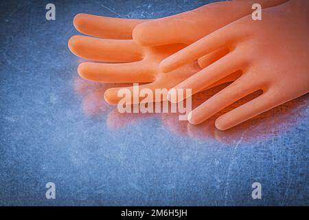 Isolierende Handschuhe auf metallischem Hintergrund. Stockfoto