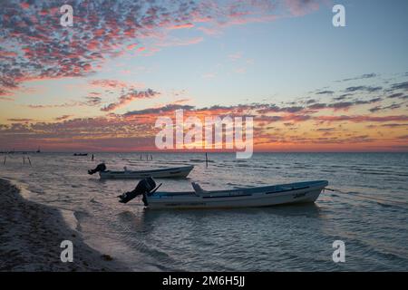 Die Sonne geht über dem Meer unter, der Golf von Mexiko die Sonne geht über dem Meer unter, der Golf von Mexiko Details des schimmernden Wassers, wenn die Sonne über dem Meer untergeht, t Stockfoto