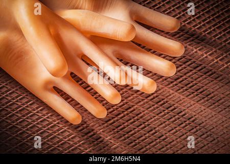 Isolierhandschuhe auf dielektrischer Gummimatte. Stockfoto