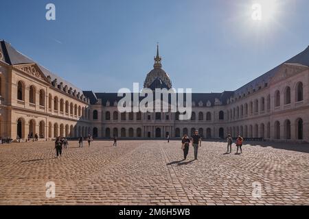 Court of Honor in Les Invalides in Paris oder National Residence of the Invalids Courtyard. Komplex von Museen und Denkmälern Rela Stockfoto