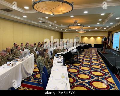 USA Leiter der Immobilien- und Finanzämter aus allen 54 Bundesstaaten und Territorien versammeln sich zur USPFO National Conference, die im Wyndham Gettysburg Hotel stattfindet. Zu den USPFOs gehörten Lieutenant General Marc Sasseville, Vizevorsteher der Nationalgarde, sowie Brig. General Craig Strong und Keith Buchholz vom NGB-Büro. Stockfoto