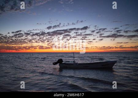 Die Sonne geht über dem Meer unter, der Golf von Mexiko die Sonne geht über dem Meer unter, der Golf von Mexiko Details des schimmernden Wassers, wenn die Sonne über dem Meer untergeht, t Stockfoto