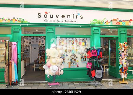 Bratislava, Slowakei - 04. September 2019: Souvenirladen auf der Straße Stockfoto