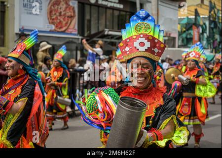 An diesem zweiten Karnevalstag treffen sich verschiedene Künstler, um im Karneval der Schwarzen und Weißen das „Song to the Earth“ zu singen. Pasto, Nariño, Januar Stockfoto