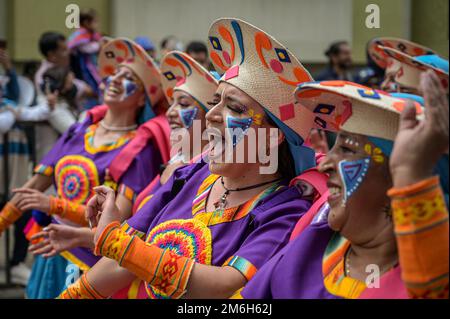 An diesem zweiten Karnevalstag treffen sich verschiedene Künstler, um im Karneval der Schwarzen und Weißen das „Song to the Earth“ zu singen. Pasto, Nariño, Januar Stockfoto