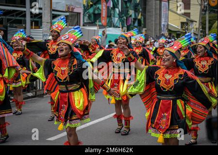 An diesem zweiten Karnevalstag treffen sich verschiedene Künstler, um im Karneval der Schwarzen und Weißen das „Song to the Earth“ zu singen. Pasto, Nariño, Januar Stockfoto