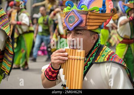 An diesem zweiten Karnevalstag treffen sich verschiedene Künstler, um im Karneval der Schwarzen und Weißen das „Song to the Earth“ zu singen. Pasto, Nariño, Januar Stockfoto