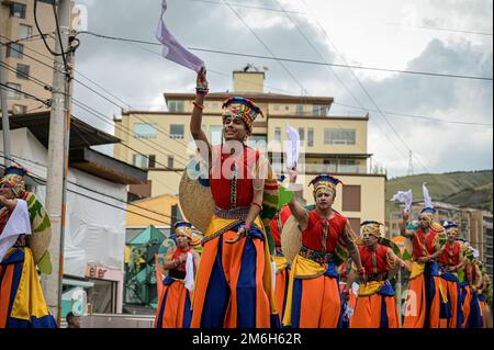 An diesem zweiten Karnevalstag treffen sich verschiedene Künstler, um im Karneval der Schwarzen und Weißen das „Song to the Earth“ zu singen. Pasto, Nariño, Januar Stockfoto