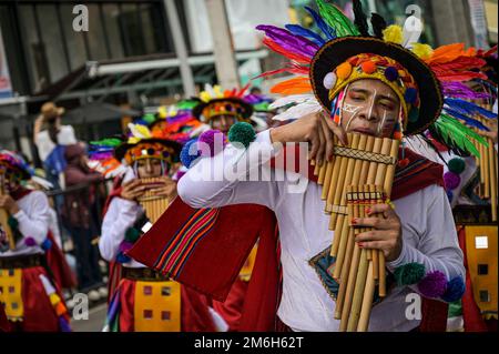 An diesem zweiten Karnevalstag treffen sich verschiedene Künstler, um im Karneval der Schwarzen und Weißen das „Song to the Earth“ zu singen. Pasto, Nariño, Januar Stockfoto