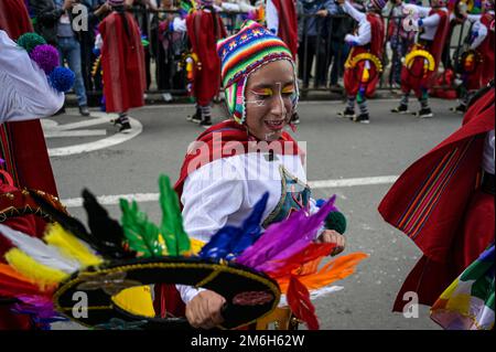 An diesem zweiten Karnevalstag treffen sich verschiedene Künstler, um im Karneval der Schwarzen und Weißen das „Song to the Earth“ zu singen. Pasto, Nariño, Januar Stockfoto