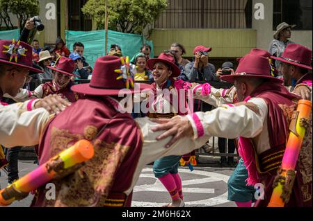 An diesem zweiten Karnevalstag treffen sich verschiedene Künstler, um im Karneval der Schwarzen und Weißen das „Song to the Earth“ zu singen. Pasto, Nariño, Januar Stockfoto