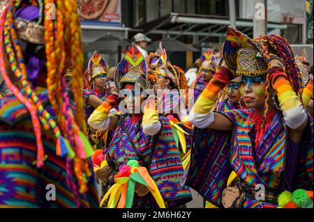 An diesem zweiten Karnevalstag treffen sich verschiedene Künstler, um im Karneval der Schwarzen und Weißen das „Song to the Earth“ zu singen. Pasto, Nariño, Januar Stockfoto