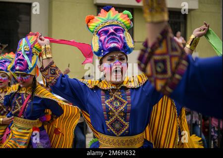 An diesem zweiten Karnevalstag treffen sich verschiedene Künstler, um im Karneval der Schwarzen und Weißen das „Song to the Earth“ zu singen. Pasto, Nariño, Januar Stockfoto