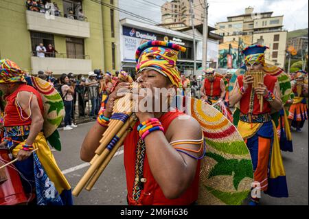 An diesem zweiten Karnevalstag treffen sich verschiedene Künstler, um im Karneval der Schwarzen und Weißen das „Song to the Earth“ zu singen. Pasto, Nariño, Januar Stockfoto