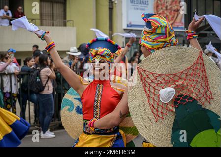 An diesem zweiten Karnevalstag treffen sich verschiedene Künstler, um im Karneval der Schwarzen und Weißen das „Song to the Earth“ zu singen. Pasto, Nariño, Januar Stockfoto