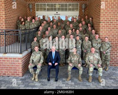 USA Leiter der Immobilien- und Finanzämter aus allen 54 Bundesstaaten und Territorien versammeln sich zur USPFO National Conference, die im Wyndham Gettysburg Hotel stattfindet. Zu den USPFOs gehörten Lieutenant General Marc Sasseville, Vizevorsteher der Nationalgarde, sowie Brig. General Craig Strong und Keith Buchholz vom NGB-Büro. Stockfoto