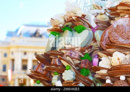 Bratislava, Slowakei - 04. September 2019: Souvenirs aus der Slowakei. Handgemachte natürliche Kräuterseifen an einem Seil am Morgen auf dem Markt Stockfoto