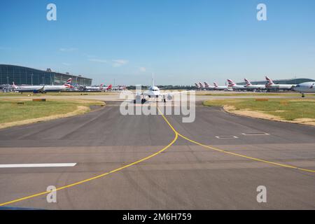 Ein Flugzeug von British Airways fährt zur Landebahn am Flughafen Heathrow Stockfoto