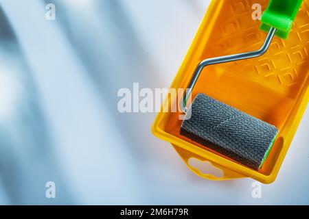 Rolle des Farbfachs auf weißem Hintergrund. Stockfoto
