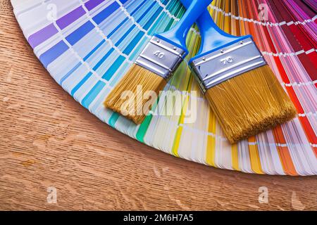 Farbpinsel auf pantone-Farbpalettenführung Wartungskonzept Stockfoto