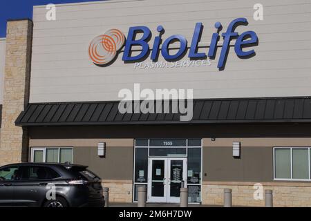 San Antonio, USA. 04. Januar 2023. Vorderansicht einer Plasmaentnahmeanlage von BioLife Plasma Services in San Antonio, Texas, USA, am 4. Januar 2023. Biolife betreibt zahlreiche Plasma-Entnahmeeinrichtungen in den USA und Europa. Das Unternehmen ist Teil von Takeda Pharmaceutical Company Limited, einem weltweit tätigen Biopharmazeutikunternehmen, das sich auf Forschung und Entwicklung spezialisiert hat. (Foto: Carlos Kosienski/Sipa USA) Guthaben: SIPA USA/Alamy Live News Stockfoto