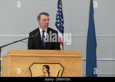 Phil Scott, Gouverneur von Vermont, spricht Mitgliedern des 158. Fighter Wing und ihren Familien während einer Zeremonie auf der Vermont Air National Guard Base, South Burlington, Vermont, am 28. April 2022. Die Zeremonie würdigt die Opfer der Flugzeuge und ihrer Familien im Vorfeld des 158. Kampfflügels nach Europa. Stockfoto