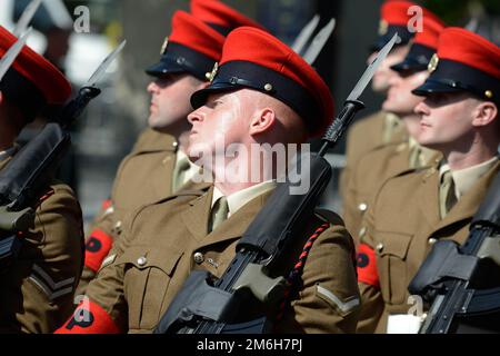 Ein britischer Soldat der Königlichen Militärpolizei, ein roter Hut, marschiert auf einer Parade Stockfoto