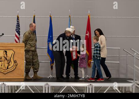 Mitglieder der American Legion überreichen der Familie eines einsetzenden Flugzeugführers ein Blue Star Service Banner während einer Einsatzzeremonie auf der Vermont Air National Guard Base, South Burlington, Vermont, 28. April 2022. Die Zeremonie würdigt die Opfer der Flugzeuge und ihrer Familien im Vorfeld des 158. Kampfflügels nach Europa. Stockfoto