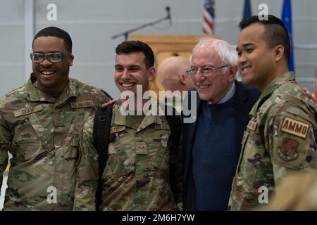 Vermont Senator Bernie Sanders posiert mit Mitgliedern des 158. Fighter Wing und ihren Familien während einer Einsatzzeremonie auf der Vermont Air National Guard Base, South Burlington, Vermont, 28. April 2022. Die Zeremonie würdigt die Opfer der Flugzeuge und ihrer Familien im Vorfeld des 158. Kampfflügels nach Europa. Stockfoto