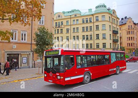 Stockholm, Schweden - 17. Oktober 2013: Roter Bus auf der Straße im Herbst Stockfoto