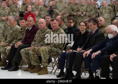 Namhafte Gäste nehmen am 28. April 2022 an einer Einsatzzeremonie auf der Vermont Air National Guard Base in South Burlington, Vermont, Teil. Die Zeremonie würdigt die Opfer der Flugzeuge und ihrer Familien im Vorfeld des 158. Kampfflügels nach Europa. Stockfoto