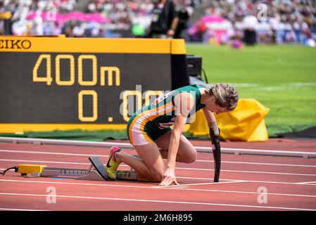 Anrune Liebenberg aus Südafrika nimmt im Finale T47 400m im World para Athletics Championships London Stadium, Großbritannien, Teil. Auf Startblöcke Stockfoto