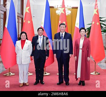 Peking, China. 4. Januar 2023. Der chinesische Präsident Xi Jinping und Madame Peng Liyuan posieren für ein Gruppenfoto mit dem philippinischen Präsidenten Ferdinand Romualdez Marcos Jr. und seiner Frau Louise Araneta-Marcos in Peking, Hauptstadt Chinas, am 4. Januar 2023. XI führte am Mittwoch Gespräche mit Marcos in der Großen Halle des Volkes in Peking. Vor den Gesprächen hielt Präsident Xi eine Begrüßungszeremonie für Marcos in der Nördlichen Halle der Großen Halle des Volkes ab. Kredit: Yue Yuewei/Xinhua/Alamy Live News Stockfoto