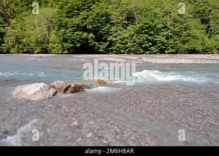 Stillach-Gebirgsfluss mit Stromschnellen, Stillach-Tal bei Oberstdorf, Allgaeu-Alpen, Allgaeu, Bayern, Deutschland Stockfoto