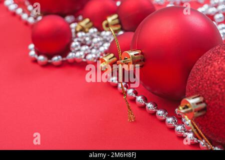 Rote weihnachtsbälle auf dem Tisch Stockfoto