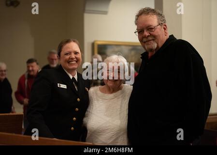 MUNCIE, Ind (28. April 2022) die leitende Chefmusikerin Caroline Evans aus Flagstaff, Arizona, hält nach einem Konzert der United States Navy Band Sea Chanters in der High Street United Methodist Church für ein Foto mit der Großfamilie. Die Sea Chanters traten während ihrer 13-Städte-Tour, 2.000 Meilen, in sieben Bundesstaaten auf und verbanden Gemeinden im ganzen Land mit ihrer Navy. Stockfoto