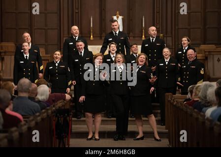 MUNCIE, Ind (28. April 2022) Chefmusikerin Rachel Sarracco, Left, aus Victoria, Texas, Musikerin der 1. Klasse Maia Rodriguez, aus Cleveland, Ohio, und Chefmusikerin Jennifer Stothoff, aus Roanoke, Virginia, allein mit dem Chor der United States Navy Band Sea Chanters während eines Konzerts in der High Street United Methodist Church. Die Sea Chanters traten während ihrer 13-Städte-Tour, 2.000 Meilen, in sieben Bundesstaaten auf und verbanden Gemeinden im ganzen Land mit ihrer Navy. Stockfoto