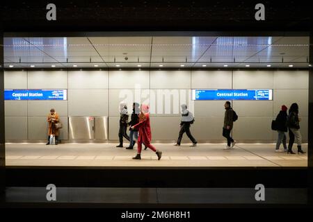 Die Passagiere gehen am Bahnsteig der U-Bahn-Station Centraal Station in Amsterdam entlang Stockfoto