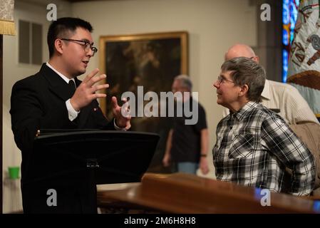 MUNCIE, Ind (28. April 2022) Musiker 1. Class Grant Le aus Hannover Park, Illinois, beantwortet Fragen von Mitgliedern des Publikums nach einem Konzert des United States Navy Band Sea Chanters Chorus in der High Street United Methodist Church. Die Sea Chanters traten während ihrer 13-Städte-Tour, 2.000 Meilen, in sieben Bundesstaaten auf und verbanden Gemeinden im ganzen Land mit ihrer Navy. Stockfoto