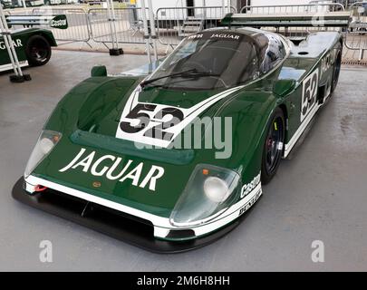 Dreiviertel-Vorderansicht eines 1985, Tom Walkinshaw Racing, Jaguar XJR6, Teil der 40-jährigen Feier der Gruppe C auf dem Silverstone Classic 2022 Stockfoto