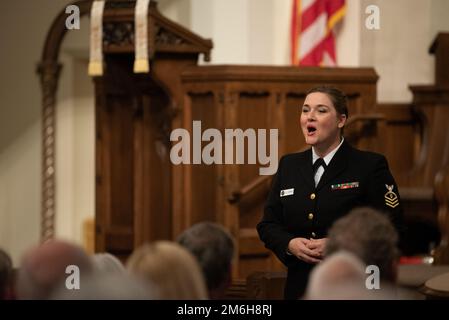 MUNCIE, Ind (28. April 2022) die Chefmusikerin Susan Kavinski aus Alexandria, Virginia, spielt während eines Konzerts in der High Street United Methodist Church ein Solo mit der US Navy Band Sea Chanters. Die Sea Chanters traten während ihrer 13-Städte-Tour, 2.000 Meilen, in sieben Bundesstaaten auf und verbanden Gemeinden im ganzen Land mit ihrer Navy. Stockfoto