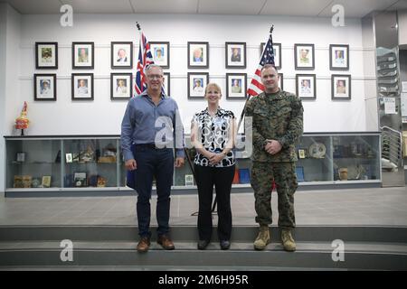 Von links, USA Army Major General Michael L. Place, Kommandochirurg, USA Army Pacific Command, USA Navy ADM. Pamala C. Miller, USA Chirurg des indo-Pacific-Kommandos und Oberst Christopher T. Steele, befehlshabender Offizier der Marine Rotational Force-Darwin 22, posieren für ein Foto während einer Tour im Larrakeyah Verteidigungsrevier, Darwin, NT, Australien, April 28, 2022. Miller und Place besuchten Darwin, um ein besseres Verständnis der australischen medizinischen Fähigkeiten zu erlangen. Stockfoto